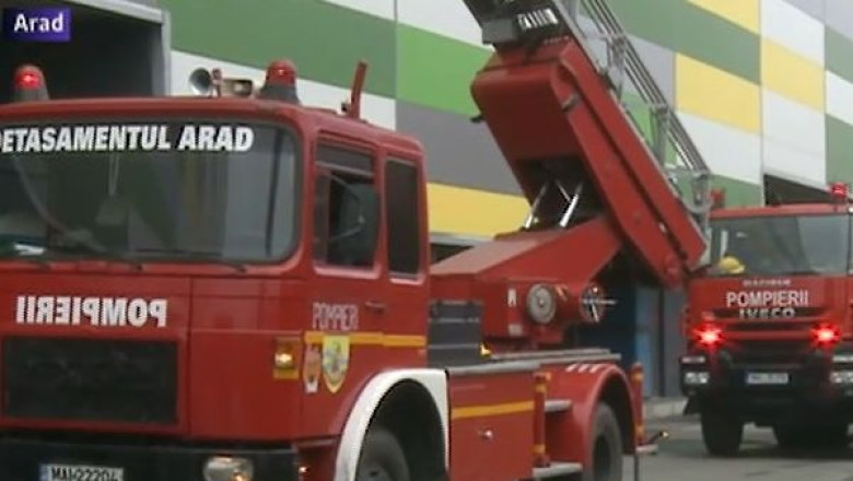 Mall evacuat la Arad. Acoperisul cladirii a fost cuprins de flacari  Imagine