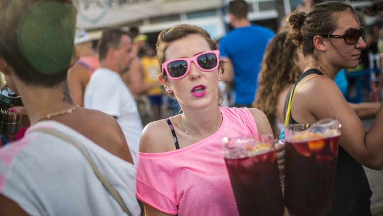 Mallorca si Ibiza introduc restrictii la consumul de alcool pe domeniul public. Pe ce plaje nu va mai fi permis bautul in public Imagine
