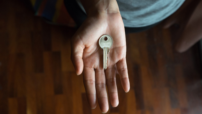 Mama a 9 copii, amendata de instanta pentru abuz de incredere. Femeia a furat electrocasnice si lenjerii din locuintele inchiriate Imagine