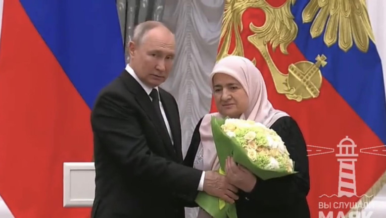 Mama liderului cecen Ramzan Kadirov a fost decorata de Putin cu Ordinul de Onoare Imagine