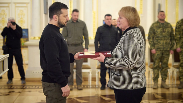 Mama soldatului moldovean executat de rusi in padure a primit Ordinul Steaua de Aur de la presedintele Volodimir Zelenski Imagine