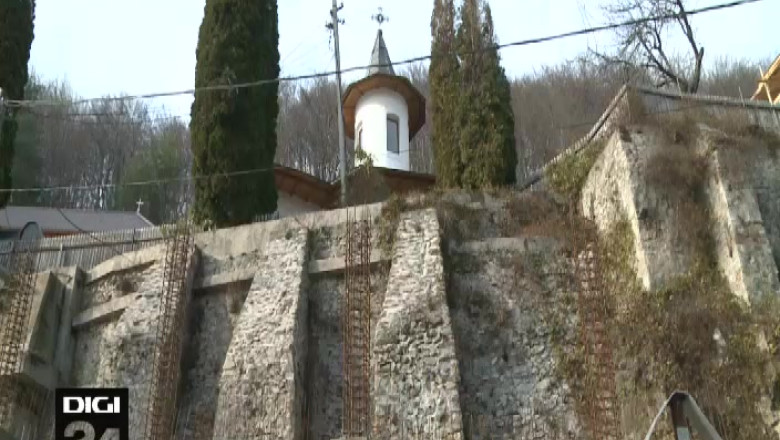 Manastire din Arges, in pericol. Gardul risca sa se prabuseasca peste cladirea manastirii Imagine
