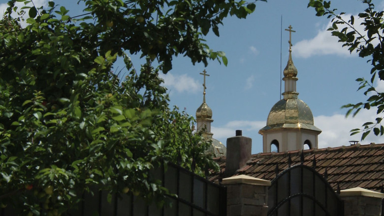 Manastire din Buzau distrusa de alunecarile de teren. 40 de maicute au fost evacuate  Imagine