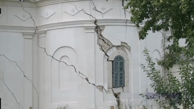 Manastirea de la Ratesti risca sa fie distrusa de alunecarile de pamant Imagine