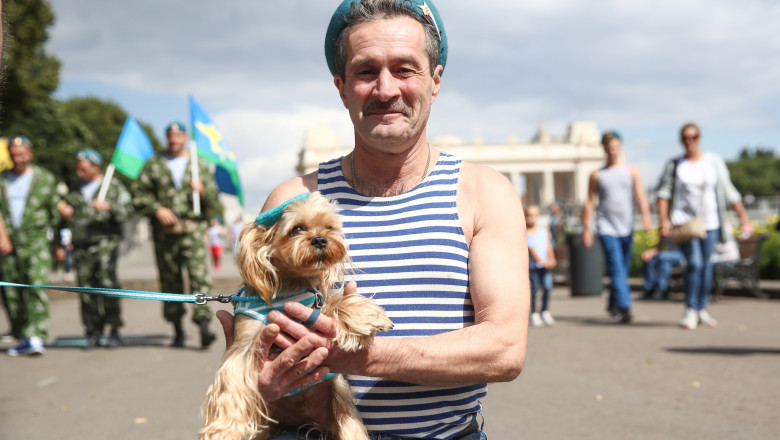 „Mancam caini, azi am mancat un Yorkshire Terrier”. Discutie halucinanta intre un rus de pe front si unul din Rusia Imagine