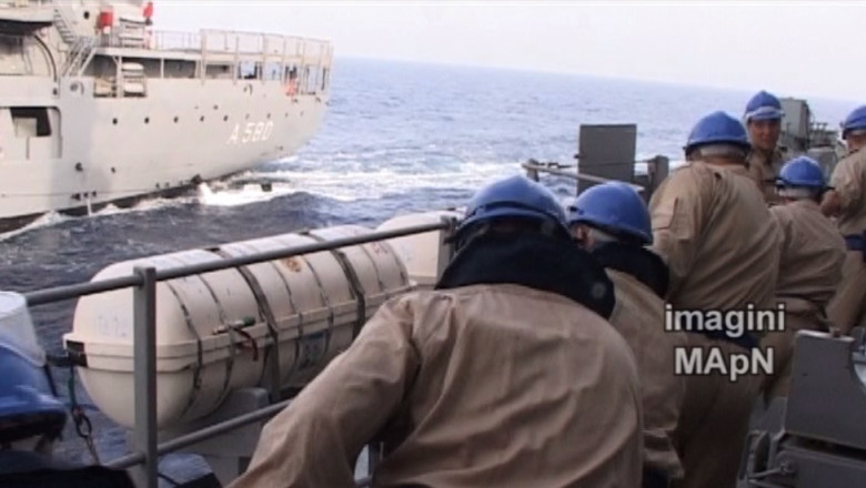 Manevre NATO, pe mare. Fregata si un dragor maritim participa la un exercitiu NATO, pe Marea Neagra Imagine