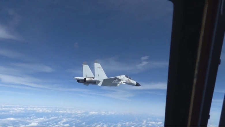 Manevre periculoase in aer. Momentul in care un avion de vanatoare chinezesc ii „taie fata” unei aeronave militare a SUA Imagine
