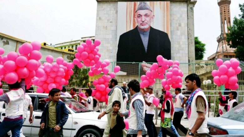 Manifestatie pentru pace la Kabul. Voluntarii au impartit 10.000 de baloane roz locuitorilor capitalei afgane Imagine