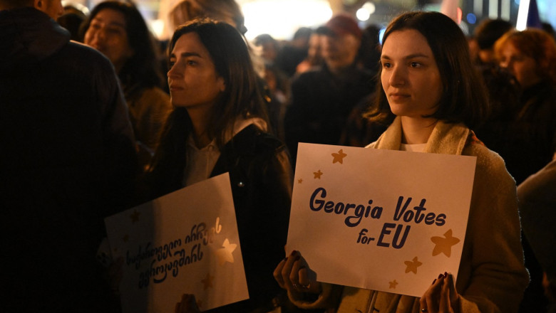 Manifestatie pro-EU majora la Tbilisi inaintea alegerilor legislative din Georgia: zeci de mii de manifestanti au iesit in strada Imagine