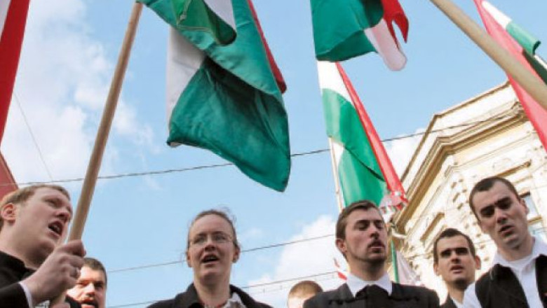 Manifestatii anti-regionalizare. 10.000 de maghiari au protestat aseara in 120 de localitati din tara Imagine
