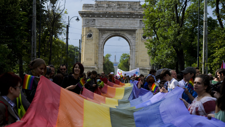 Manifestatii pro si contra casatoriilor gay la Bucuresti. De data aceasta au lipsit incidentele Imagine