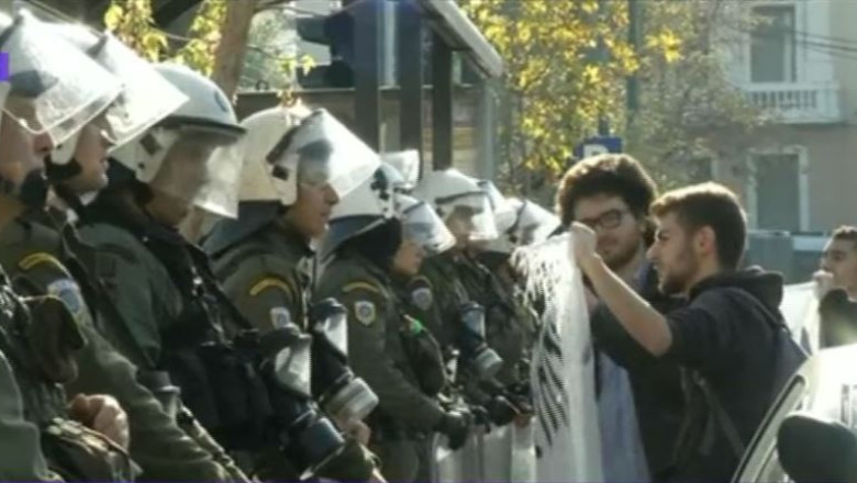 Manifestatii violente in Franta si Grecia. Tinerii au condamnat violenta politiei si reforma educatiei Imagine