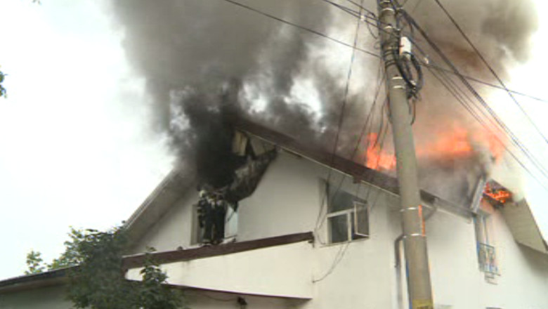 Mansarda mistuita de flacari in urma unui scurtcircuit Imagine