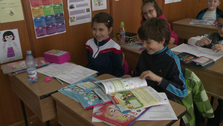 Manualele digitale, distribuite cu taraita Imagine