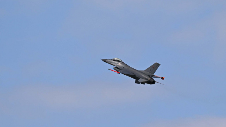 MApN anunta ca au fost ridicate de la sol doua avioane F-16 dupa alerta aeriana din judetul Tulcea Imagine