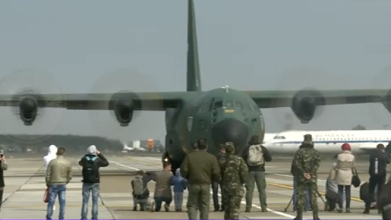 MApN sarbatoreste 10 ani de la aderarea la NATO. Aviatia militara s-a lasat „invadata” de civili Imagine