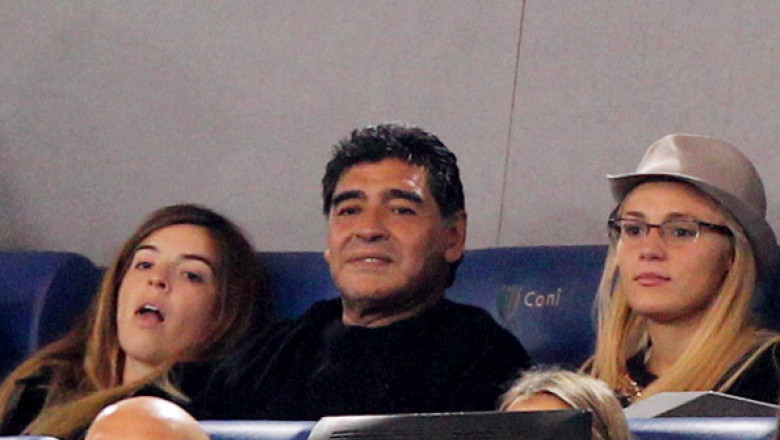 Maradona, filmat in timp ce isi loveste fosta logodnica   Imagine
