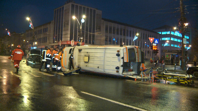 MARAMURES. O ambulanta s-a rasturnat, dupa ce a fost implicata intr-un accident in Baia Mare Imagine