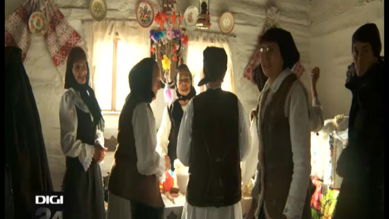 MARAMURES. Un altfel de pom de Craciun. In Oarta de Sus, oamenii impodobesc o constructie din lemn si metal Imagine