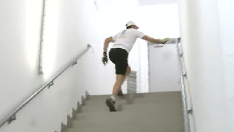 MARATON PE VERTICALA. Participantii au alergat pe scarile celei mai inalte cladiri din Romania Imagine