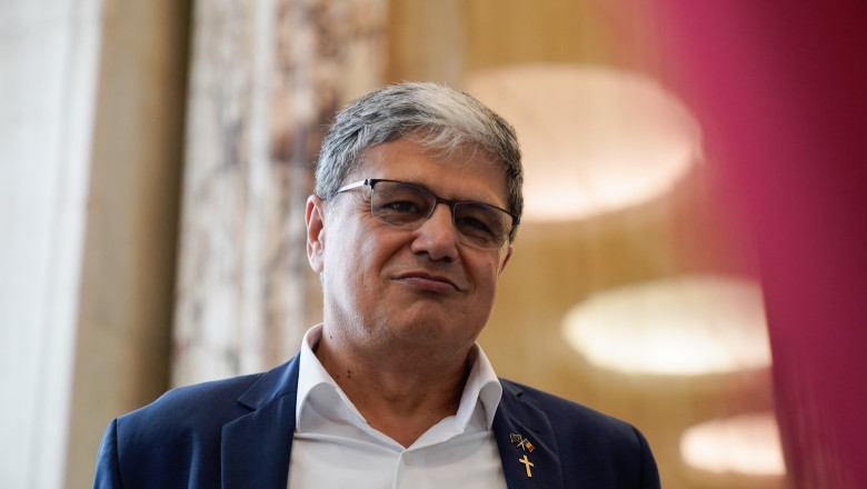 Marcel Bolos spune ca romanii vor primi pensiile majorate „fara intarzieri”. Cand se fac platile in septembrie Imagine