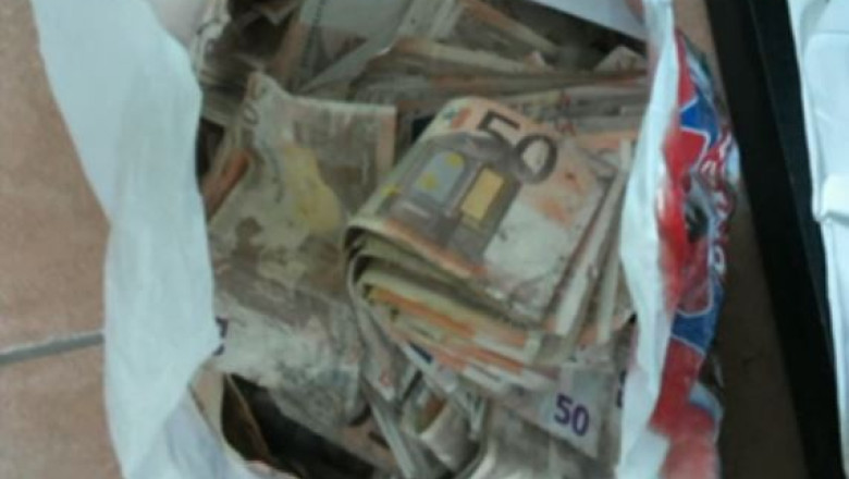 Mare atentie la bani! Un taximetrist a fost platit de un client cu o bancnota de 50 de euro falsa Imagine