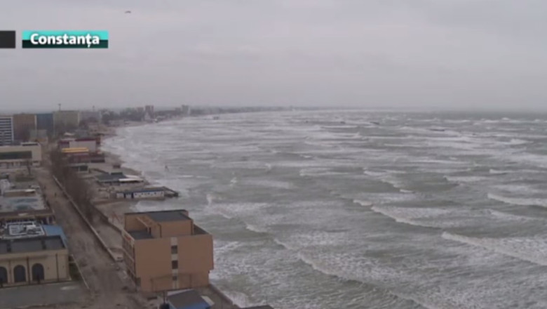 Marea a inghitit plajele. Aproape 100 de metri de nisip au fost cuceriti de apa Imagine