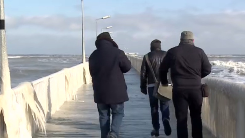 Marea a parut ca fierbe, iar sculpturile de gheata au desavarsit opera naturii  Imagine