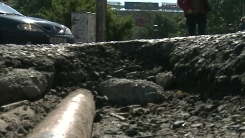 Marea asfaltare, doar pe hartie. Bulevardele Capitalei sunt tot pline de gropi Imagine