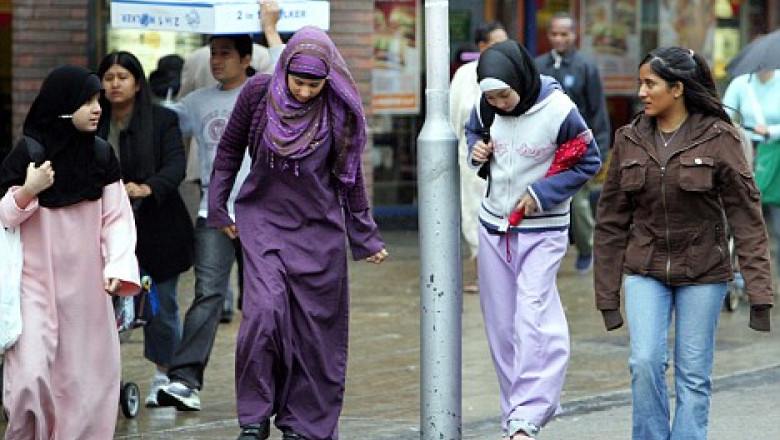 Marea Britanie. Functionarii care resping dosarele solicitantilor de azil sunt rasplatiti cu bani, cecuri cadou si zile de concediu Imagine