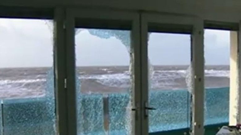 Marea Britanie, lovita de furtuni. Cel putin doi oameni au murit si 100.000 de case nu au curent electric Imagine