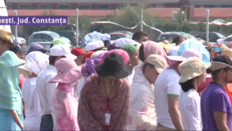 Marea spirala Yang: Mii de yoghini s-au prins in spirala, in functie de zodie, la Costinesti Imagine