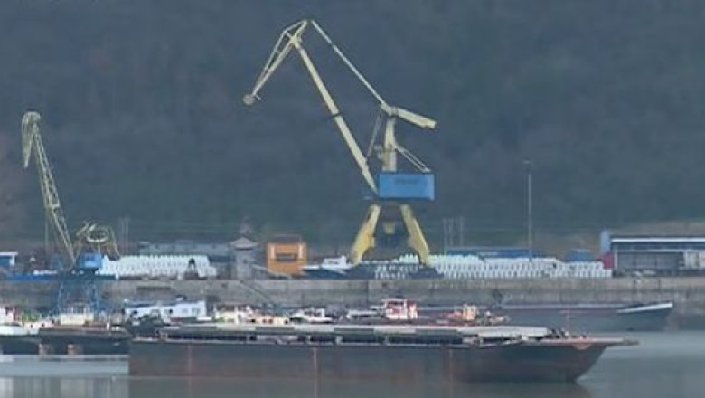 Marfa de pe barja scufundata, scoasa de scafandri. 850 de tone de ingrasamant chimic zac in Dunare, la o adancime de 20 de metri Imagine