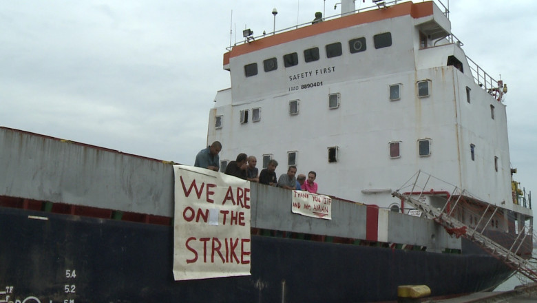 Marinari abandonati de armator. 11 navigatori straini traiesc la limita subzistentei pe o nava, in Portul Constanta Sud Agigea Imagine