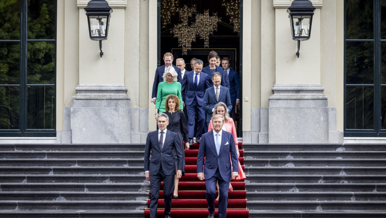 Mark Rutte nu mai este premierul Olandei. Noul guvern e condus de fostul sef al spionajului si are 7 ministri din partidele populiste Imagine