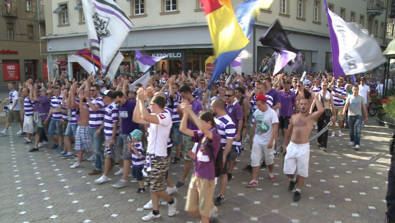 Mars in alb si violet pe strazile Timisoarei Imagine