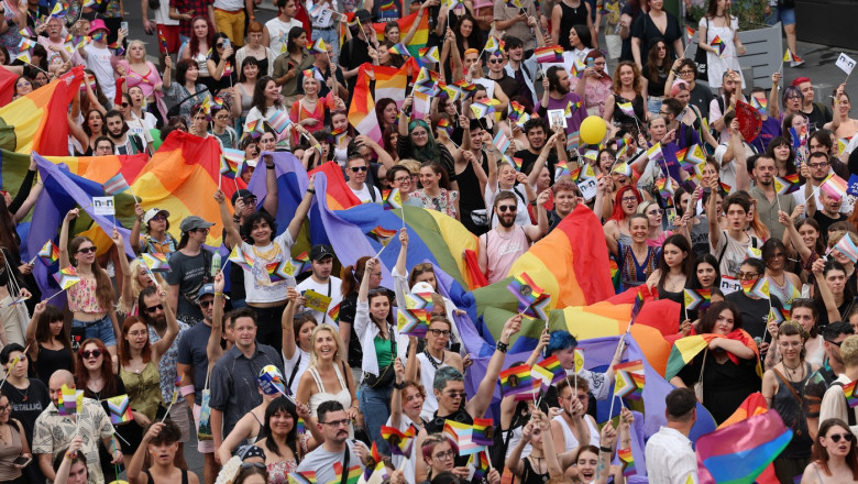 Marsul Bucharest Pride 2024 are loc in Piata Victoriei. Sustinatorii „familiei traditionale” organizeaza o contramanifestatie Imagine