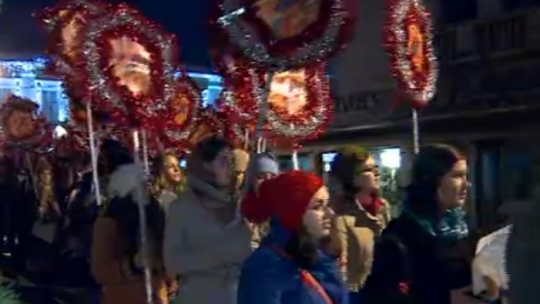 Marsul colindatorilor. Aproape 200 de studenti au cantat colinde pe strazile Iasului Imagine