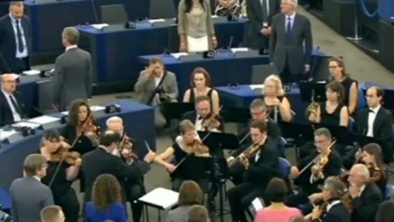 Martin Schulz, reales presedinte al PE. Euroscepticii s-au intors cu spatele cand s-a intonat imnul UE Imagine