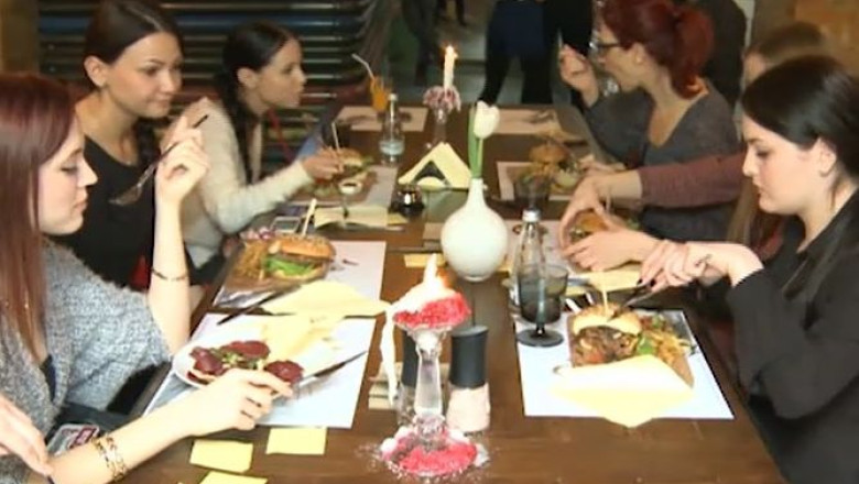 Martisor nonconformist... la meniu. Un restaurant din Timisoara le-a oferit clientelor, pe langa comanda, si diferite servicii Imagine