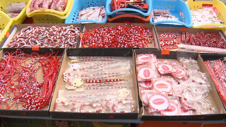 Martisorul traditional, greu de gasit. Comerciantii vand in loc brose si perne de plus Imagine