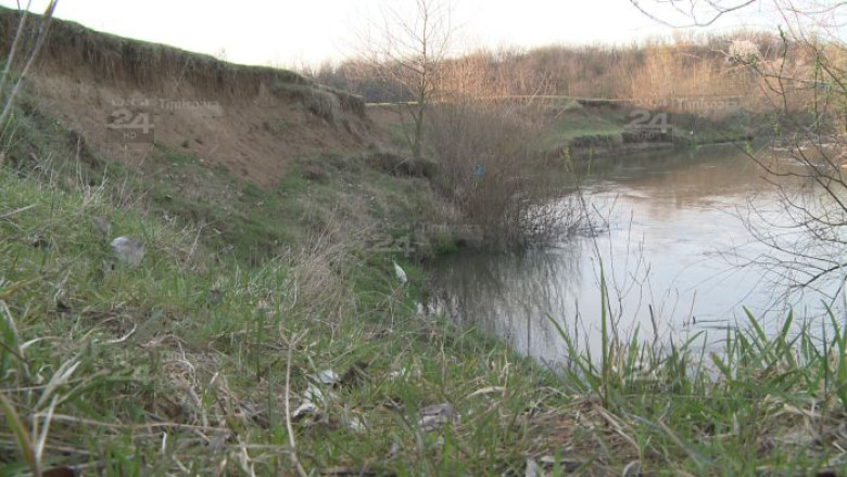 Marturii despre apele care au maturat, in 2005, Banatul. De atunci, digurile asteapta sa fie refacute Imagine