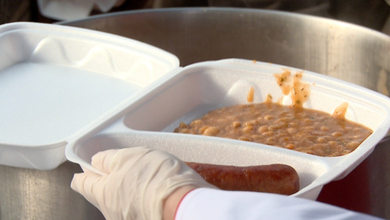 Masa festiva oferita de Primaria Iasi: 7.500 de portii de fasole cu carnati Imagine