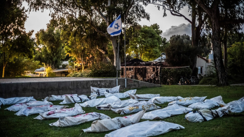 Masacrul Hamas. Cadavrul unei femei goale, cu picioarele legate cu sarma si 20 de copii arsi, gasiti intr-un cartier israelian Imagine