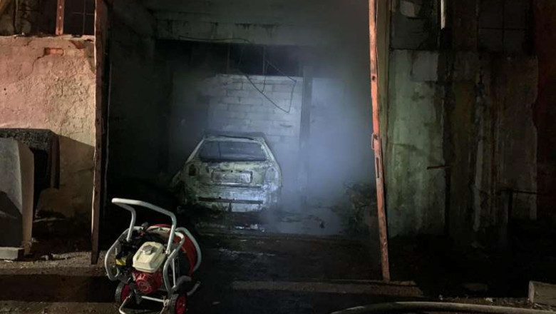 Masina arsa in totalitate intr-un service auto. Hala a luat foc din cauza unui scurtcircuit Imagine
