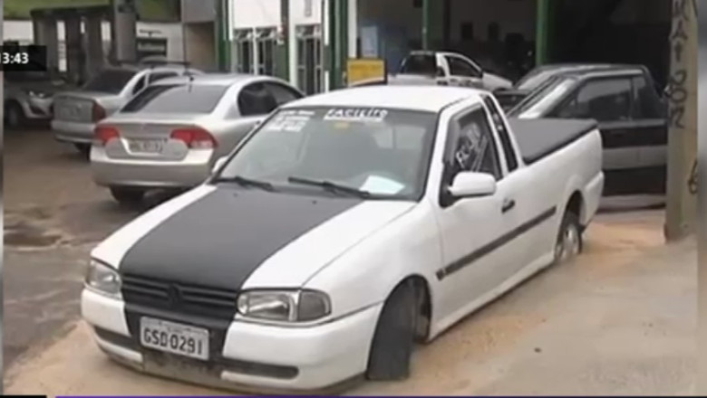 Masina blocata in ciment, dupa ce soferul a refuzat sa o mute Imagine