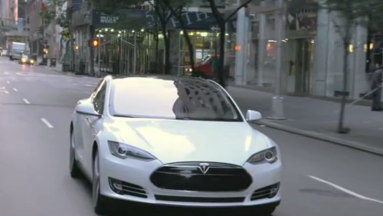 Masina cu doua motoare, care se conduce singura, de la Tesla Imagine