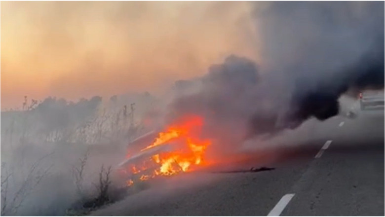 Masina cuprinsa de flacari in Dolj, dupa ce un sofer beat a intrat cu autoturismul intr-un sant de colectare a apelor pluviale Imagine