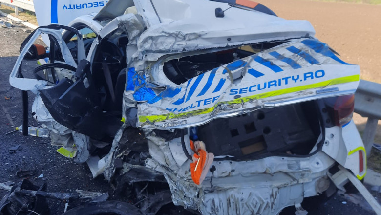 Masina facuta praf intr-un accident pe A1. Apartine chiar echipajului de paza al autostrazii Imagine