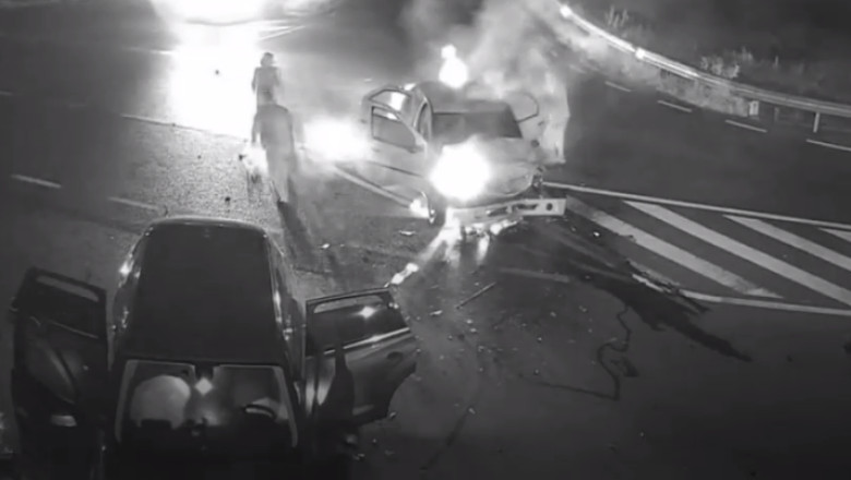 Masina in flacari dupa ce a fost lovita in plin de un alt autoturism. Oamenii au fost salvati in ultima clipa Imagine